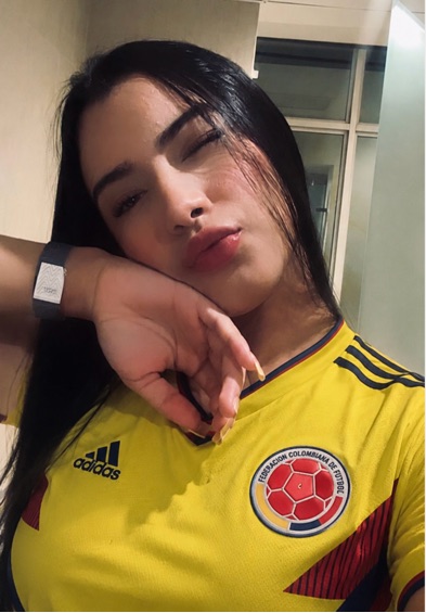 Dulce — one of the strangers online tonight on Honeycam